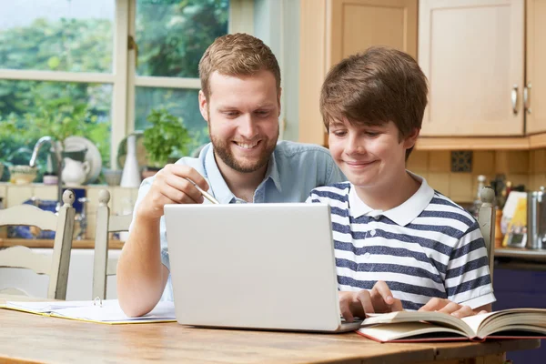 Tuteur Domicile Masculin Aidant Adolescent Garçon Avec Des Études — Photo