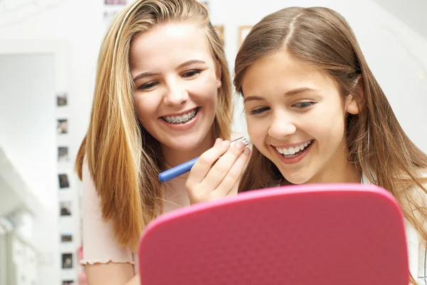 Twee Tienermeisjes Zetten Make Slaapkamer — Stockfoto