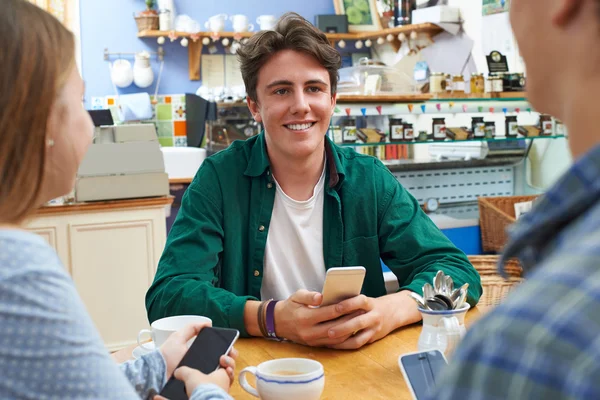 Grupp Tonåriga Vänner Möte Cafe Och Använda Mobiltelefoner — Stockfoto