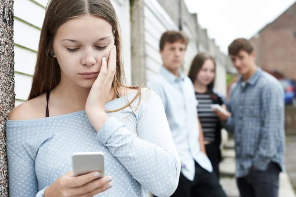 Tienermeisje slachtoffer van pesten door SMS-berichten — Stockfoto