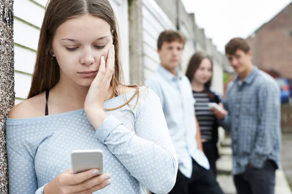 Adolescenta fata victima de bullying de text mesagerie — Fotografie, imagine de stoc