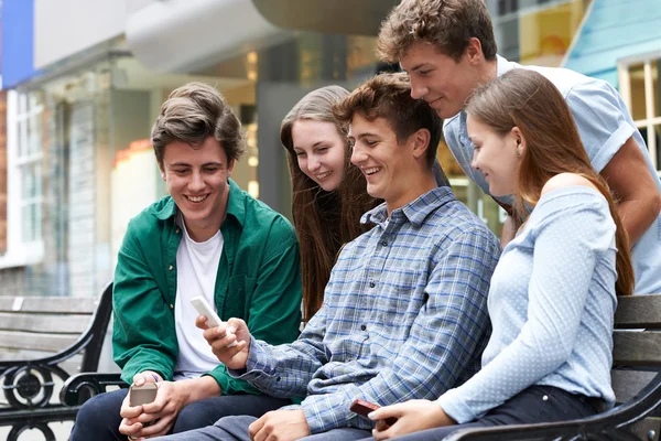 Grupp Tonåriga Vänner Läsa Textmeddelande Stan — Stockfoto