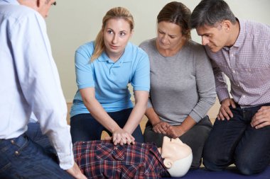 CPR kukla ilkyardım sınıfında eğitim gösteren kadın