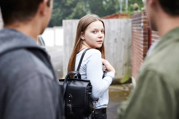 Ragazza adolescente si sente intimidita mentre cammina verso casa — Foto Stock