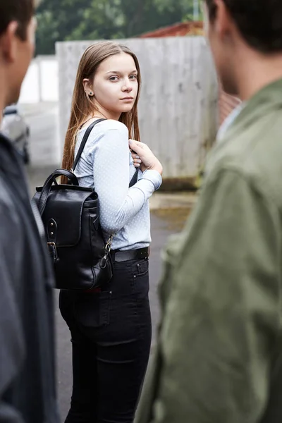 Tizenéves lány érzés megfélemlítették, ahogy sétál Főoldal — Stock Fotó