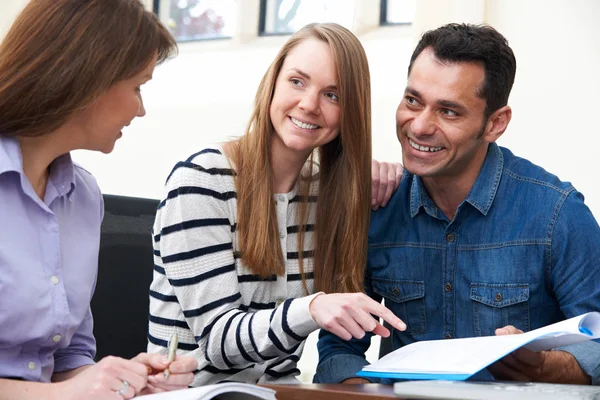 Coppia Con Consulente Finanziario Firma Documento In Ufficio — Foto Stock