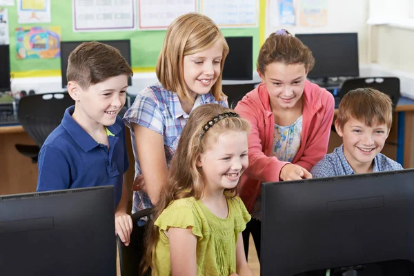 Groupe d'élèves de l'école primaire en classe d'informatique — Photo