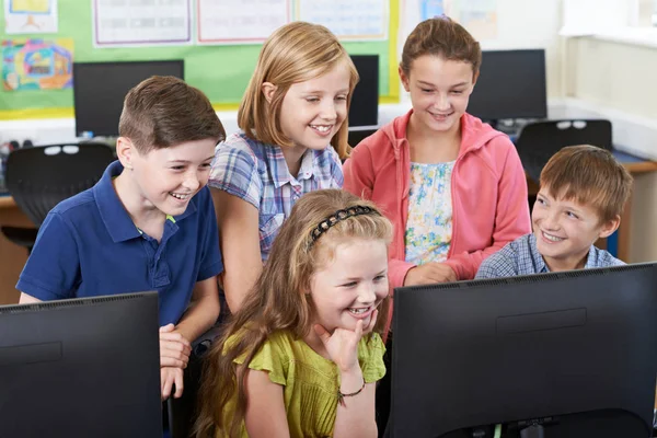 Grupo de alumnos de primaria en la clase de informática — Foto de Stock