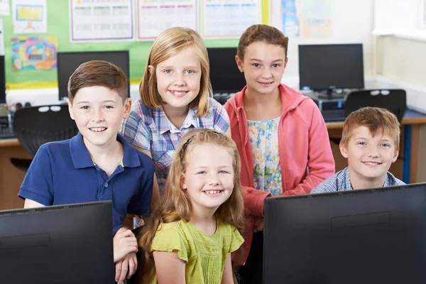 Portrait des élèves de l'école primaire en classe d'informatique — Photo