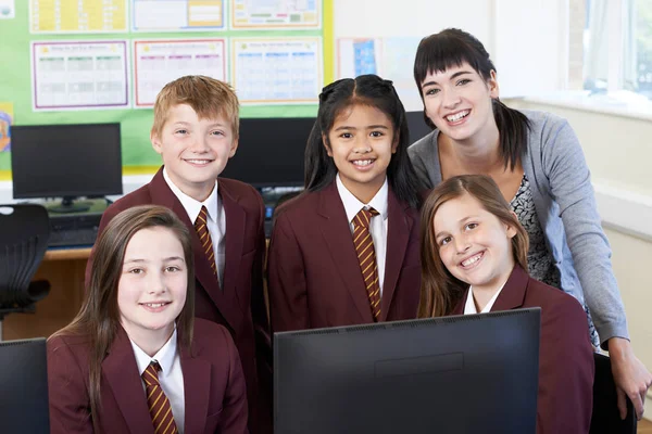Портрет учеников начальной школы с учителем в компьютере — стоковое фото