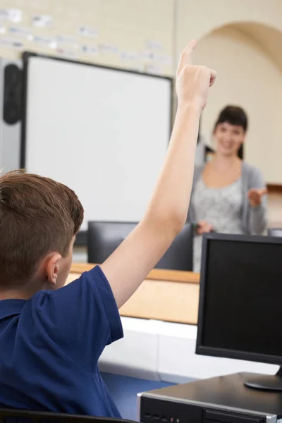 Maschio Allievo Risposta Domanda In Classe Scuola — Foto Stock