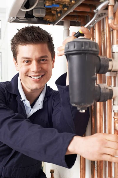 Erkek tesisatçı Kalorifer kazan üzerinde çalışma