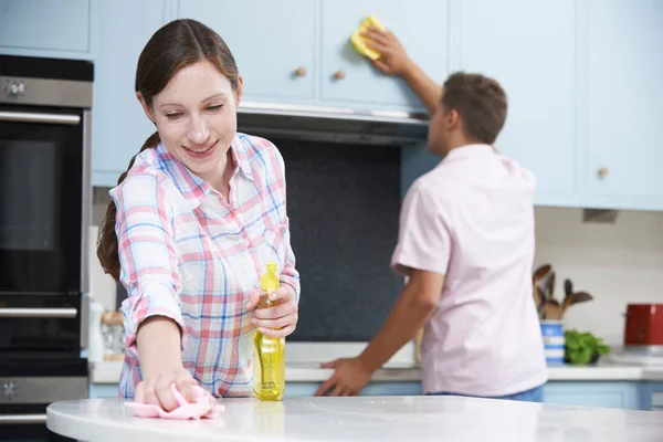 Par rengöring kök ytor och skåp tillsammans — Stockfoto
