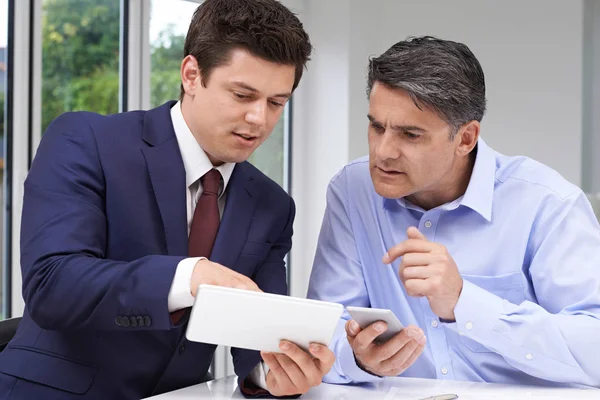 Mogen Man möte med finansiell rådgivare hemma — Stockfoto