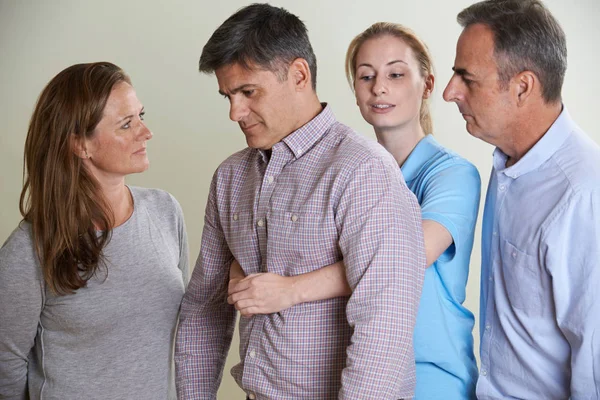 Femme démontrant Heimlich manœuvre en classe de premiers soins — Photo