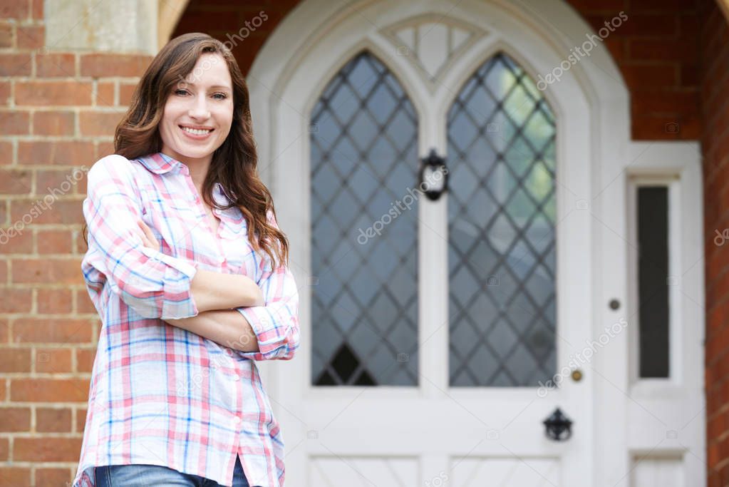 вне дома. радостная семья с солнечной батареей. радостный дом. Standing outside. Standing outside.