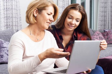 Genç kızı gösteren anne nasıl yapılır kullanma dizüstü bilgisayar