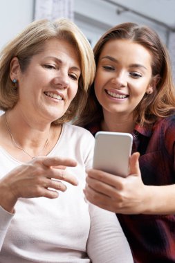 Genç kızı gösteren anne nasıl kullanım cep telefonu için