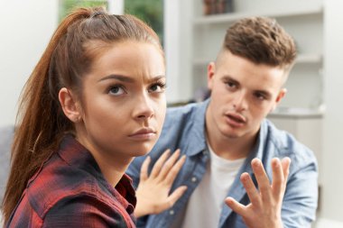 Genç çift ilişki sorun yaşıyor
