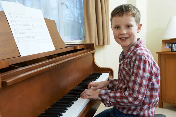 Portret Van Jongen Speelt Piano Thuis — Stockfoto