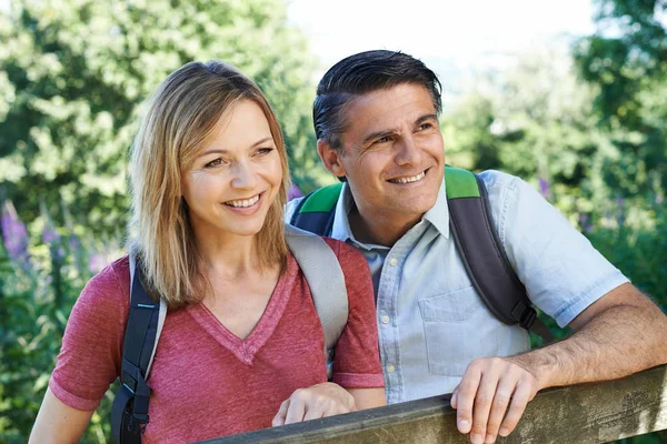 Portret van ouder paar wandelen In landschap — Stockfoto