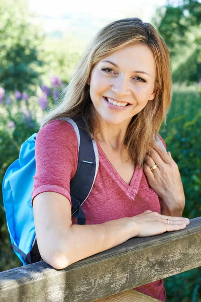 Portret van een volwassen vrouw wandelen In landschap — Stockfoto