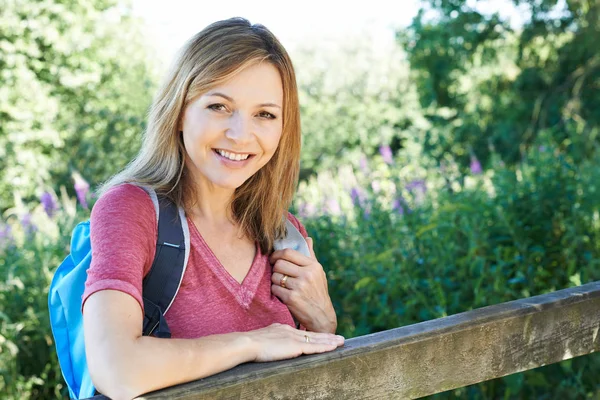 Olgun kadın Hiking kırsalında portresi