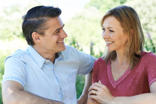 Glimlachend ouder paar praten met elkaar Outdoors — Stockfoto