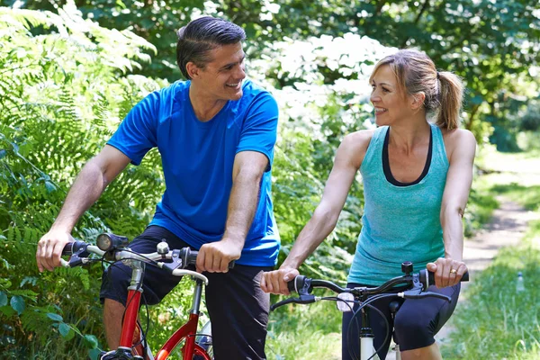 Pareja madura en paseo en bicicleta en el campo — Foto de Stock