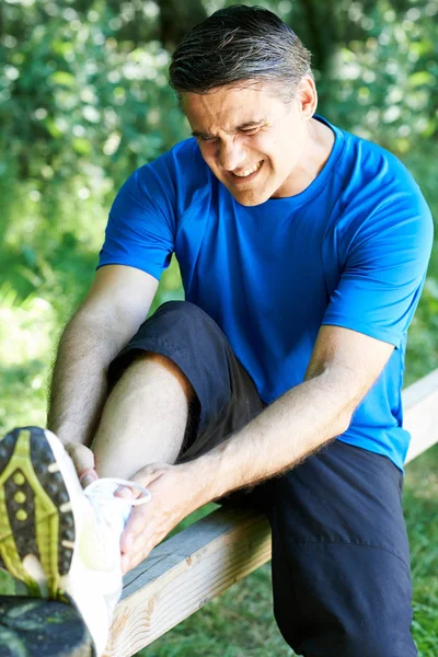 Man With Sports Injury Sustained Whilst Exercising Outdoors — Stock Photo, Image