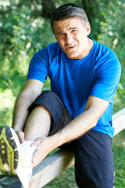 야외에서 운동 하는 동안 지속적인 스포츠 부상으로 남자 — 스톡 사진