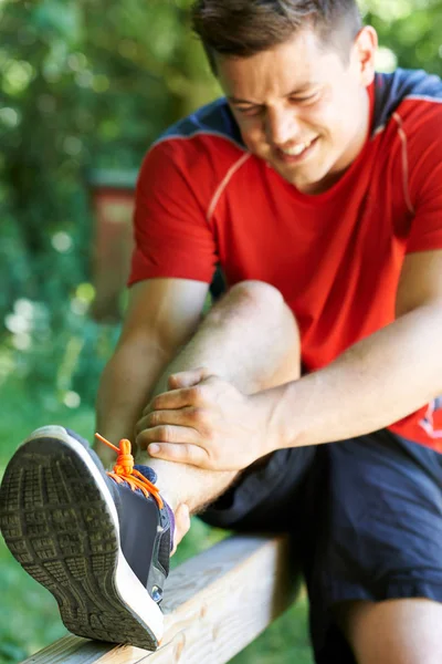 Adam açık havada egzersiz yaparken sürekli spor yaralanma ile — Stok fotoğraf