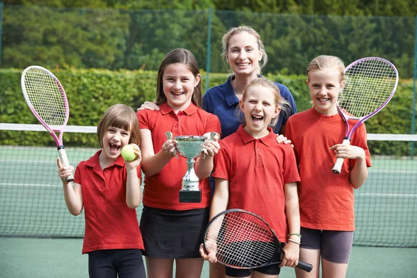 Vítězná škola tenisový tým s trofejí — Stock fotografie
