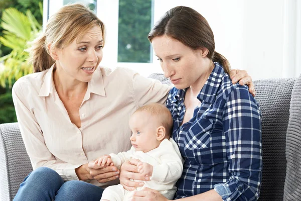 Mutter tröstet erwachsene Tochter, die unter postnataler Störung leidet — Stockfoto