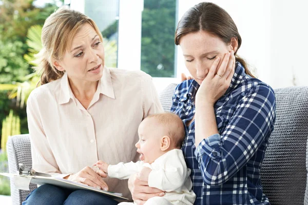 Gezondheid bezoeker met nieuwe moeder lijden met depressie — Stockfoto