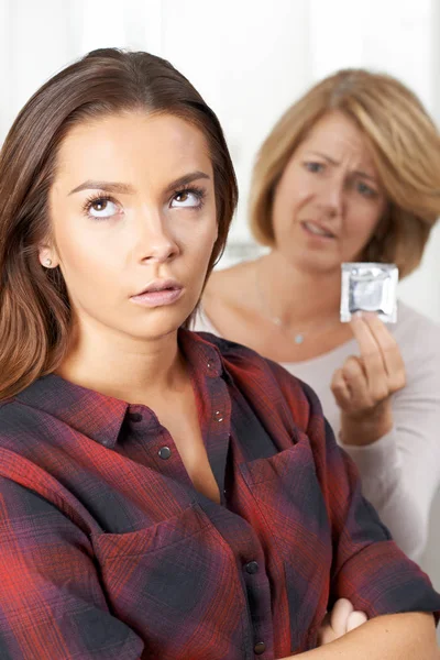 Mãe conversando com a filha adolescente sobre contracepção — Fotografia de Stock