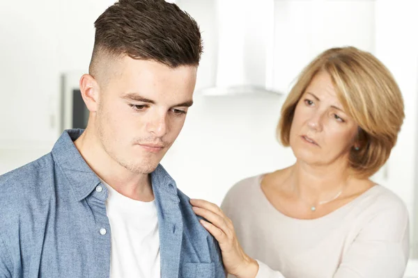 Mère préoccupée par le fils adolescent malheureux — Photo