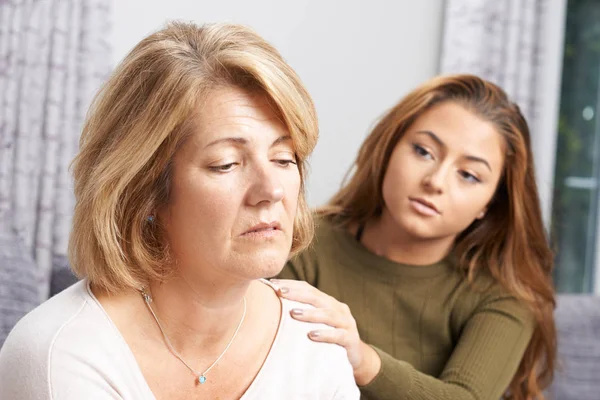 Depressive Mutter mit Teenager-Tochter — Stockfoto