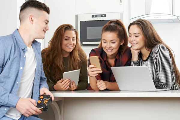 Grupo de adolescentes que utilizan la tecnología digital en casa — Foto de Stock