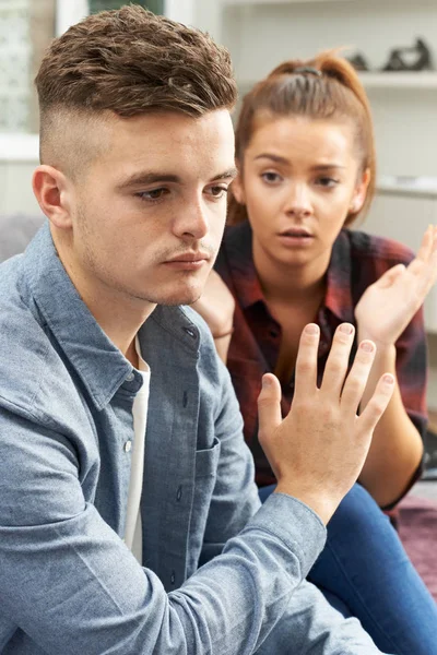 Teenage par att ha relationsproblem — Stockfoto