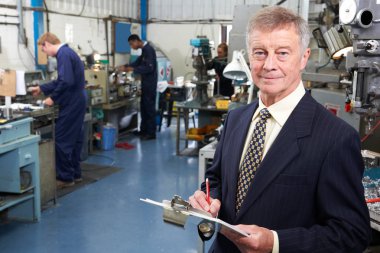 arka planda personeli ile mühendislik fabrika sahibi