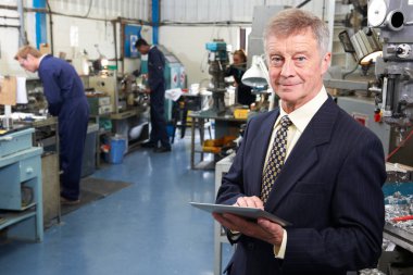arka planda personeli ile mühendislik fabrika sahibi