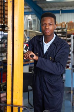 Ürünler yüklemek için Forkliftler kullanarak fabrika işçisi desteklenmektedir