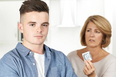 Anne için genç oğlu doğum kontrolü hakkında