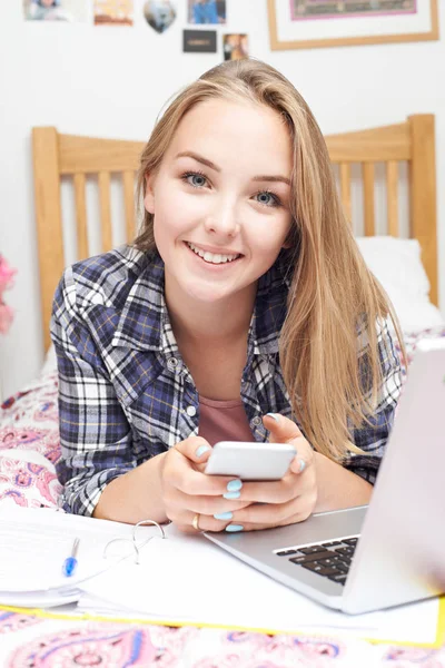 Retrato de una adolescente usando el teléfono móvil mientras hace una visita a casa —  Fotos de Stock