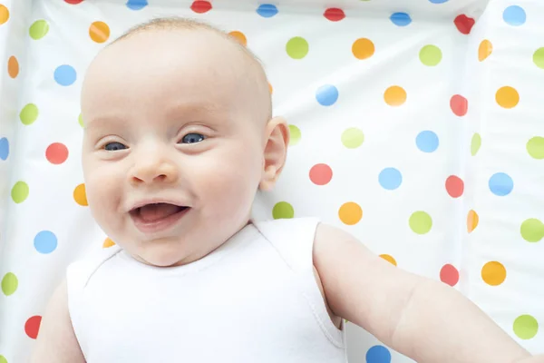 Pohled Baby Girl ležící na barevné Přebalovací podložka — Stock fotografie