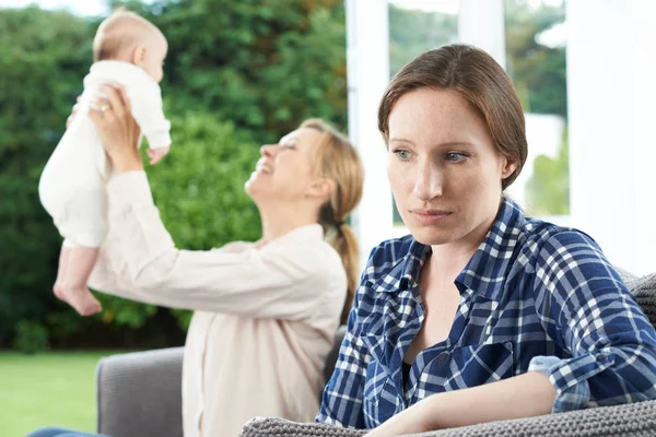 Triste mujer celoso de amigo con joven bebé — Foto de Stock