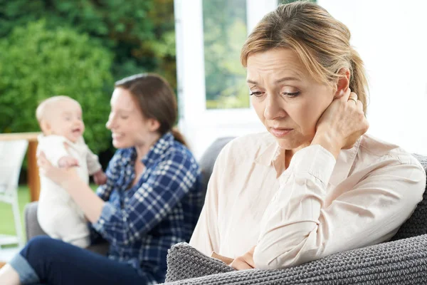 Triest volwassen vrouw jaloers op moeder met jonge Baby — Stockfoto