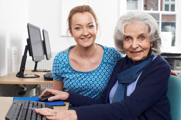 Tutor Aiutare la donna anziana nella classe di computer — Foto Stock