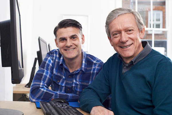 Tutor Helping Mature Man In Computer Class — Stock Photo, Image